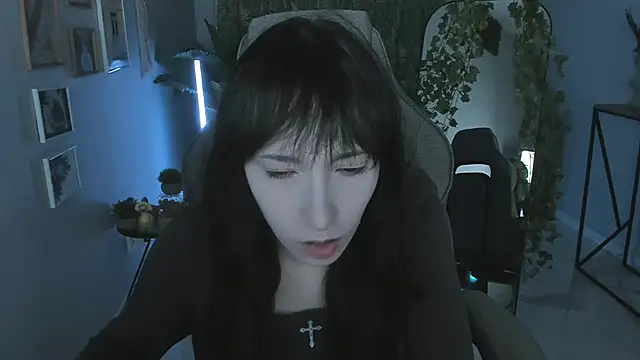 Snapshot of SeraphineSparda chatting on June 20, 2026, 12:43 pm SeraphineSparda online show from June 20, 2026, 12:43 pm