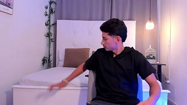 Snapshot of Alejo-and-Thiago chatting on July 18, 2026, 12:14 pm Alejo-and-Thiago online show from July 18, 2026, 12:14 pm
