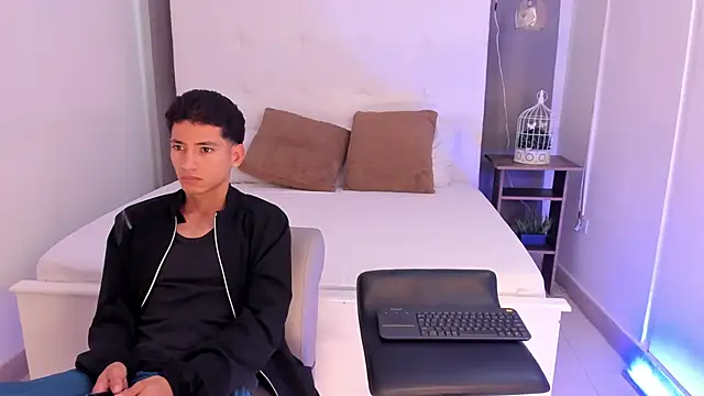 Snapshot of Alejo-and-Thiago chatting on May 19, 2026, 12:23 pm Alejo-and-Thiago online show from May 19, 2026, 12:23 pm