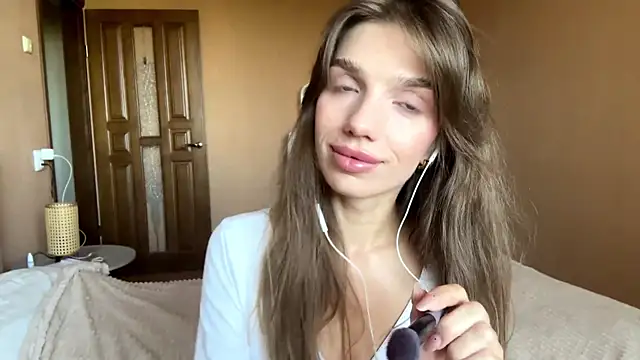 Snapshot of TrishIsaac chatting on June 1, 2026, 6:35 am TrishIsaac online show from June 1, 2026, 6:35 am