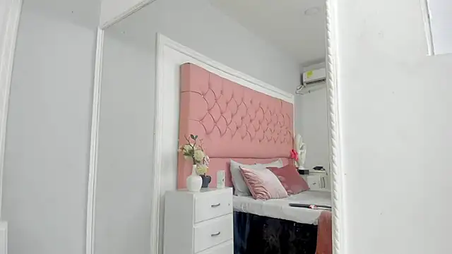 Snapshot of SarahDoll__ chatting on July 6, 2026, 1:51 pm SarahDoll online show from July 6, 2026, 1:51 pm