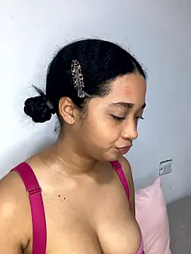 Snapshot of _sweetSabrina- chatting on May 18, 2026, 12:44 am sweetSabrina- online show from May 18, 2026, 12:44 am
