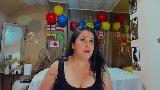Snapshot of BBWLuxuryMuse chatting on June 11, 2026, 12:35 pm BBWLuxuryMuse online show from June 11, 2026, 12:35 pm