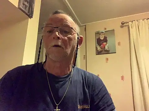 Snapshot of Moonraker64 chatting on May 10, 2026, 2:26 am Moonraker64 online show from May 10, 2026, 2:26 am