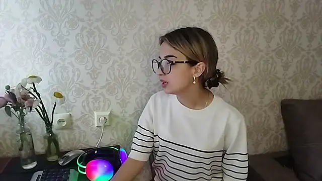 Snapshot of By_Mira chatting on May 29, 2026, 3:51 pm By Mira online show from May 29, 2026, 3:51 pm