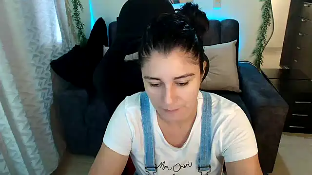 Snapshot of LUCYMILF_SEXY chatting on June 7, 2026, 3:39 pm LUCYMILF SEXY online show from June 7, 2026, 3:39 pm