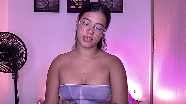 Snapshot of Raven_stonee01 chatting on July 10, 2026, 12:32 am Raven stonee01 online show from July 10, 2026, 12:32 am