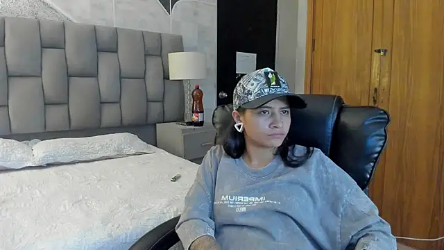 Snapshot of MaxiGarcia_ chatting on June 23, 2026, 11:47 pm MaxiGarcia online show from June 23, 2026, 11:47 pm