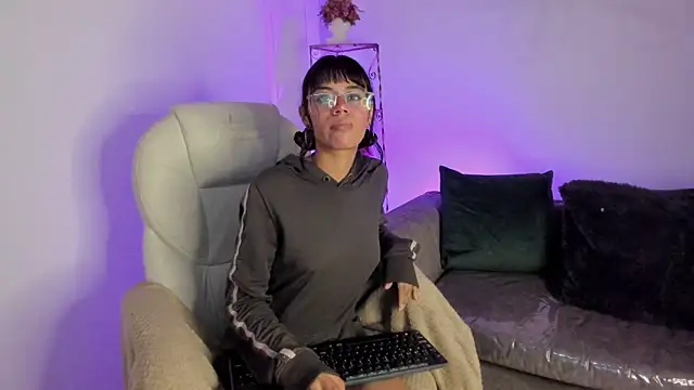 Snapshot of Saraa_Lee856 chatting on May 8, 2026, 7:39 pm Saraa Lee856 online show from May 8, 2026, 7:39 pm
