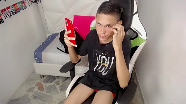 Snapshot of sombra_18 chatting on May 8, 2026, 8:45 pm sombra 18 online show from May 8, 2026, 8:45 pm