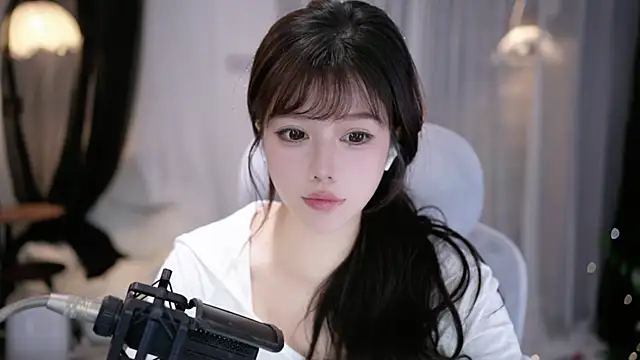 Cecily2 online show from May 13, 2026, 4:41 am