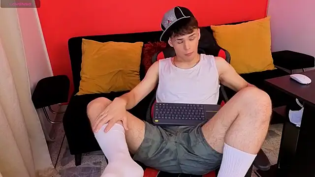Snapshot of LoganSteel_ chatting on June 5, 2026, 3:44 am LoganSteel online show from June 5, 2026, 3:44 am