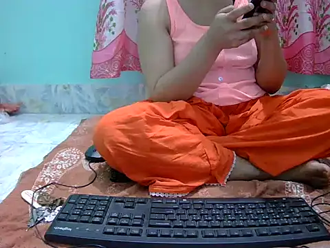 Snapshot of angelqueen19 chatting on May 13, 2026, 8:05 pm angelqueen19 online show from May 13, 2026, 8:05 pm