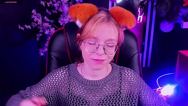 Snapshot of FoxxyyPolly chatting on June 1, 2026, 5:29 am FoxxyyPolly online show from June 1, 2026, 5:29 am