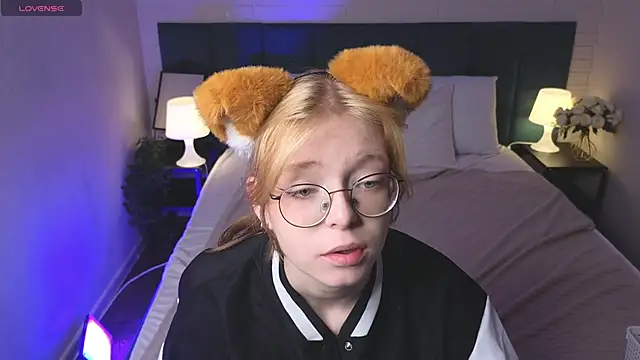 Snapshot of FoxxyyPolly chatting on June 5, 2026, 5:23 am FoxxyyPolly online show from June 5, 2026, 5:23 am