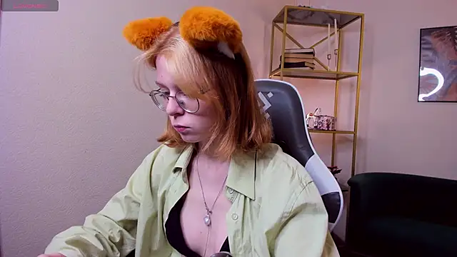 Snapshot of FoxxyyPolly chatting on June 19, 2026, 5:35 am FoxxyyPolly online show from June 19, 2026, 5:35 am