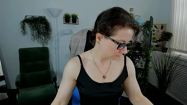 Snapshot of AureliaGleam chatting on June 12, 2026, 3:15 am AureliaGleam online show from June 12, 2026, 3:15 am