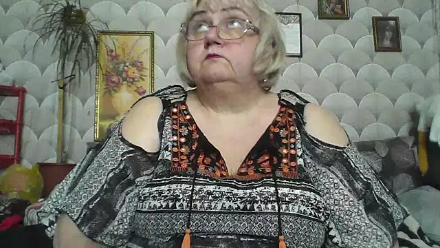 MarinaFarina53 online show from May 28, 2026, 12:00 pm