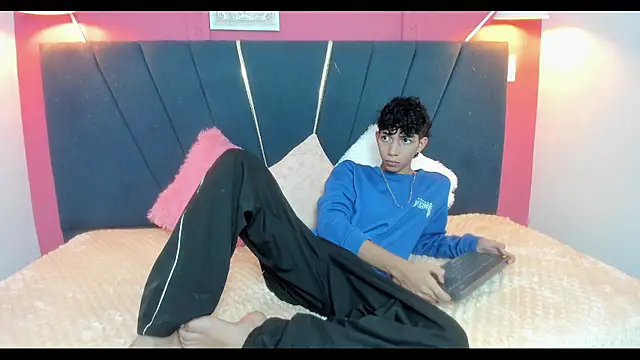 Snapshot of ero_boy40 chatting on June 3, 2026, 4:46 am ero boy40 online show from June 3, 2026, 4:46 am