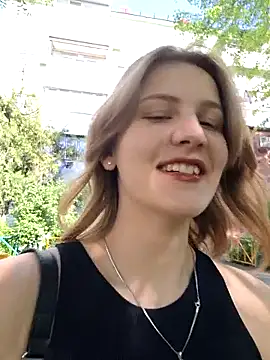 mooniekiss online show from May 9, 2026, 12:52 pm