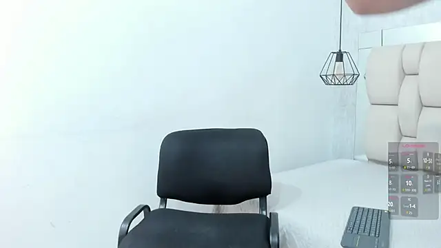 Snapshot of Bella_adamss_ chatting on May 8, 2026, 3:32 am Bella adamss online show from May 8, 2026, 3:32 am