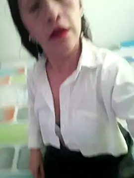 Snapshot of Vely_ chatting on June 3, 2026, 6:45 pm Vely online show from June 3, 2026, 6:45 pm