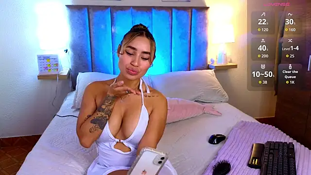 Victoria Hils online show from July 14, 2026, 10:05 pm
