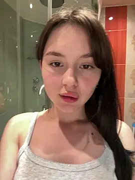 Snapshot of EvaHearts chatting on June 3, 2026, 11:42 pm EvaHearts online show from June 3, 2026, 11:42 pm