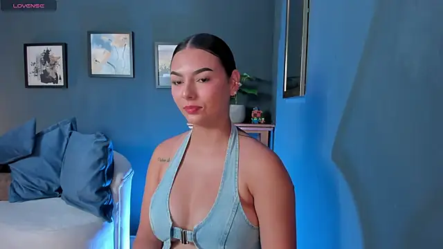 Emma Moretti1 online show from May 11, 2026, 1:23 pm
