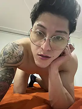 Snapshot of Valery_Salmons chatting on July 2, 2026, 12:44 am Valery Salmons online show from July 2, 2026, 12:44 am