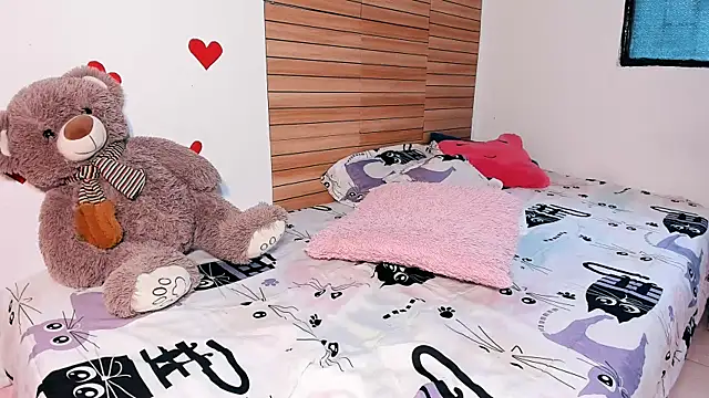 Snapshot of Loly_petite chatting on July 5, 2026, 5:20 pm Loly petite online show from July 5, 2026, 5:20 pm