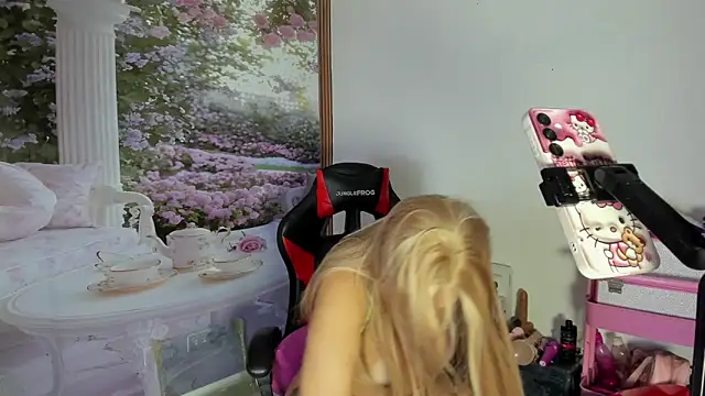 Snapshot of LaylaWatsson chatting on May 11, 2026, 2:45 pm LaylaWatsson online show from May 11, 2026, 2:45 pm