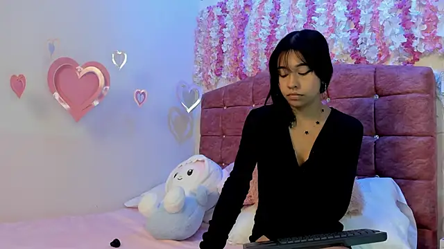 Snapshot of Naomy_Bloom chatting on May 13, 2026, 7:21 pm Naomy Bloom online show from May 13, 2026, 7:21 pm