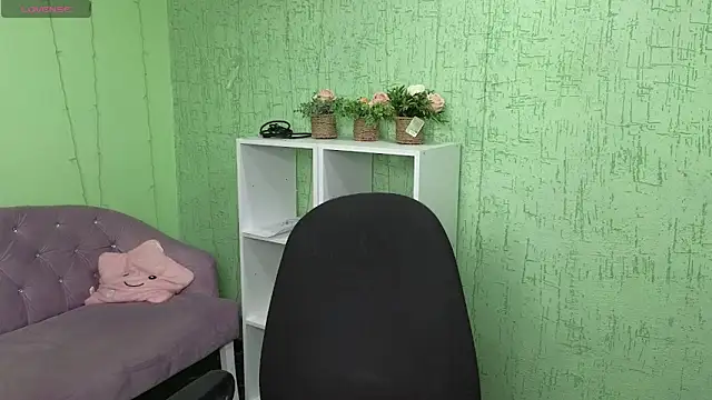 Snapshot of Nia_Natur chatting on June 17, 2026, 6:02 am Nia Natur online show from June 17, 2026, 6:02 am