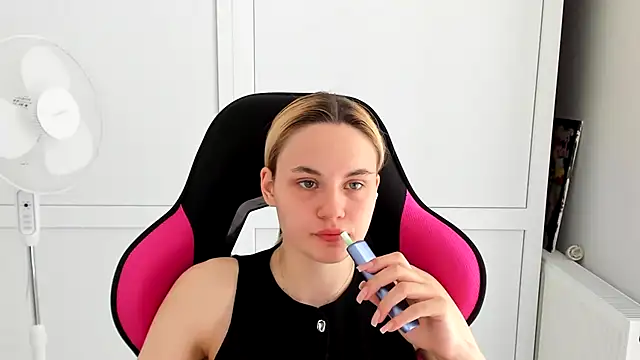 Emma starrs  online show from May 22, 2026, 10:13 am