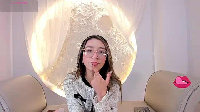 HannaCarttier  online show from June 16, 2026, 12:27 pm