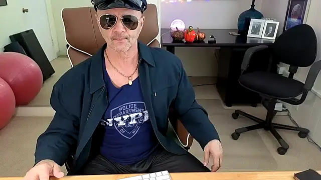 hotdadbod online show from October 31, 2025, 8:38 pm