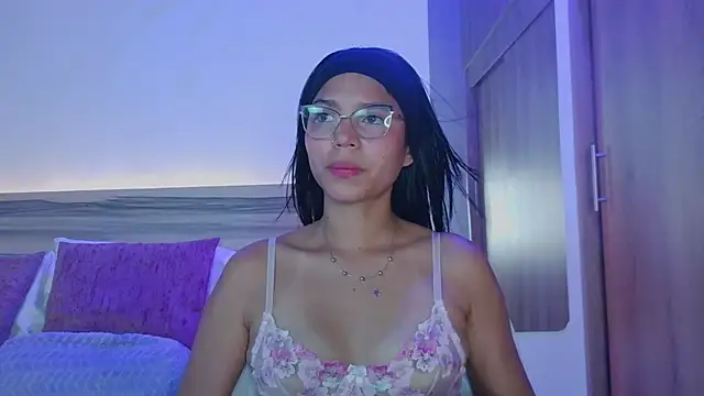 Snapshot of Evalune_ chatting on July 1, 2026, 4:24 am Evalune online show from July 1, 2026, 4:24 am