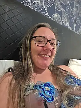 Snapshot of Izzylove47 chatting on July 17, 2026, 9:17 am Izzylove47 online show from July 17, 2026, 9:17 am