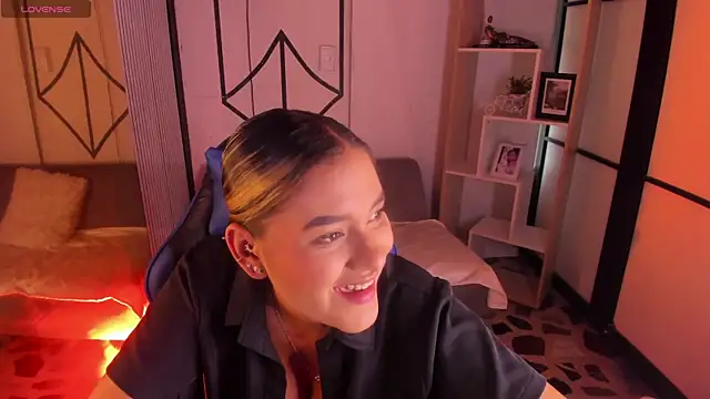 Snapshot of SophieWatson_ chatting on July 1, 2026, 1:55 pm SophieWatson online show from July 1, 2026, 1:55 pm