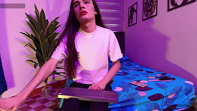 Snapshot of AURALIS_LUX chatting on May 18, 2026, 12:10 pm AURALIS LUX online show from May 18, 2026, 12:10 pm