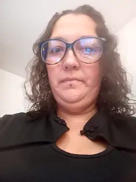 Snapshot of -Saraqueen-- chatting on May 20, 2026, 4:04 pm -Saraqueen-- online show from May 20, 2026, 4:04 pm