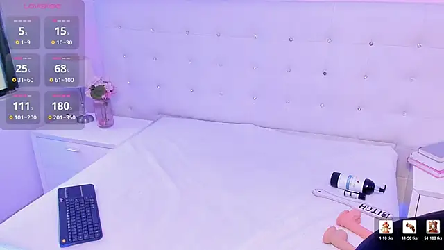Snapshot of HollyBloom_ chatting on June 10, 2026, 1:12 pm HollyBloom online show from June 10, 2026, 1:12 pm