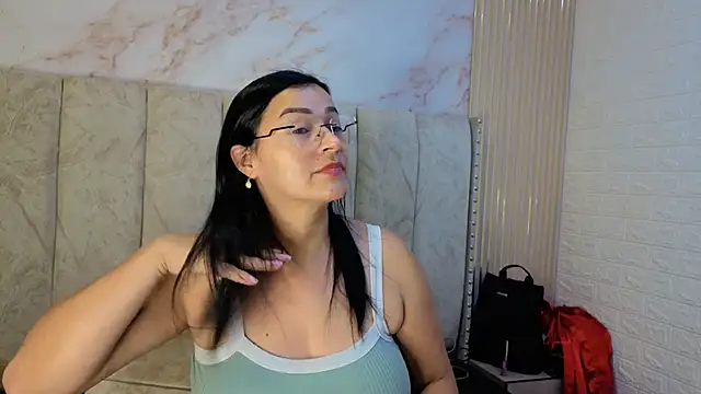 Snapshot of JuliaFerrer chatting on May 17, 2026, 5:29 am JuliaFerrer online show from May 17, 2026, 5:29 am