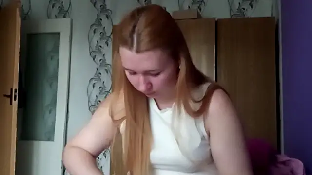 Snapshot of RaeannRoewe chatting on May 21, 2026, 5:38 am RaeannRoewe online show from May 21, 2026, 5:38 am