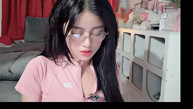 Snapshot of Bee-Cherry chatting on May 25, 2026, 5:33 pm Bee-Cherry online show from May 25, 2026, 5:33 pm