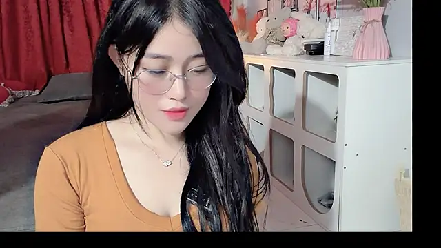 Snapshot of Bee-Cherry chatting on May 25, 2026, 5:18 am Bee-Cherry online show from May 25, 2026, 5:18 am