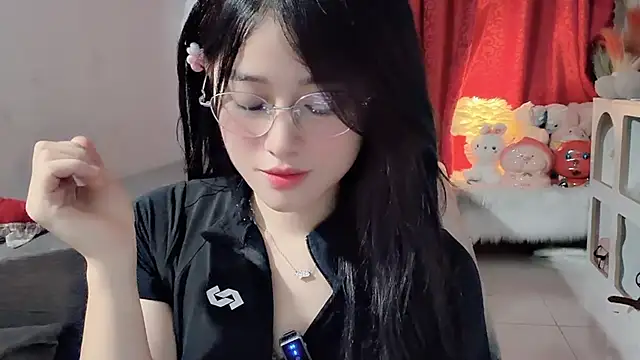 Snapshot of Bee-Cherry chatting on May 24, 2026, 6:13 am Bee-Cherry online show from May 24, 2026, 6:13 am