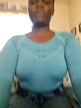 Snapshot of PinkyMonique chatting on May 18, 2026, 6:18 am PinkyMonique online show from May 18, 2026, 6:18 am