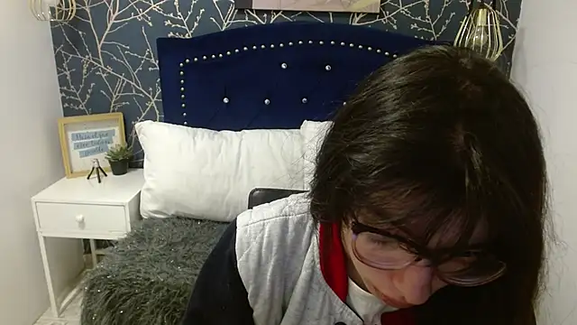 Snapshot of Allyshon_ chatting on June 2, 2026, 7:47 pm Allyshon online show from June 2, 2026, 7:47 pm